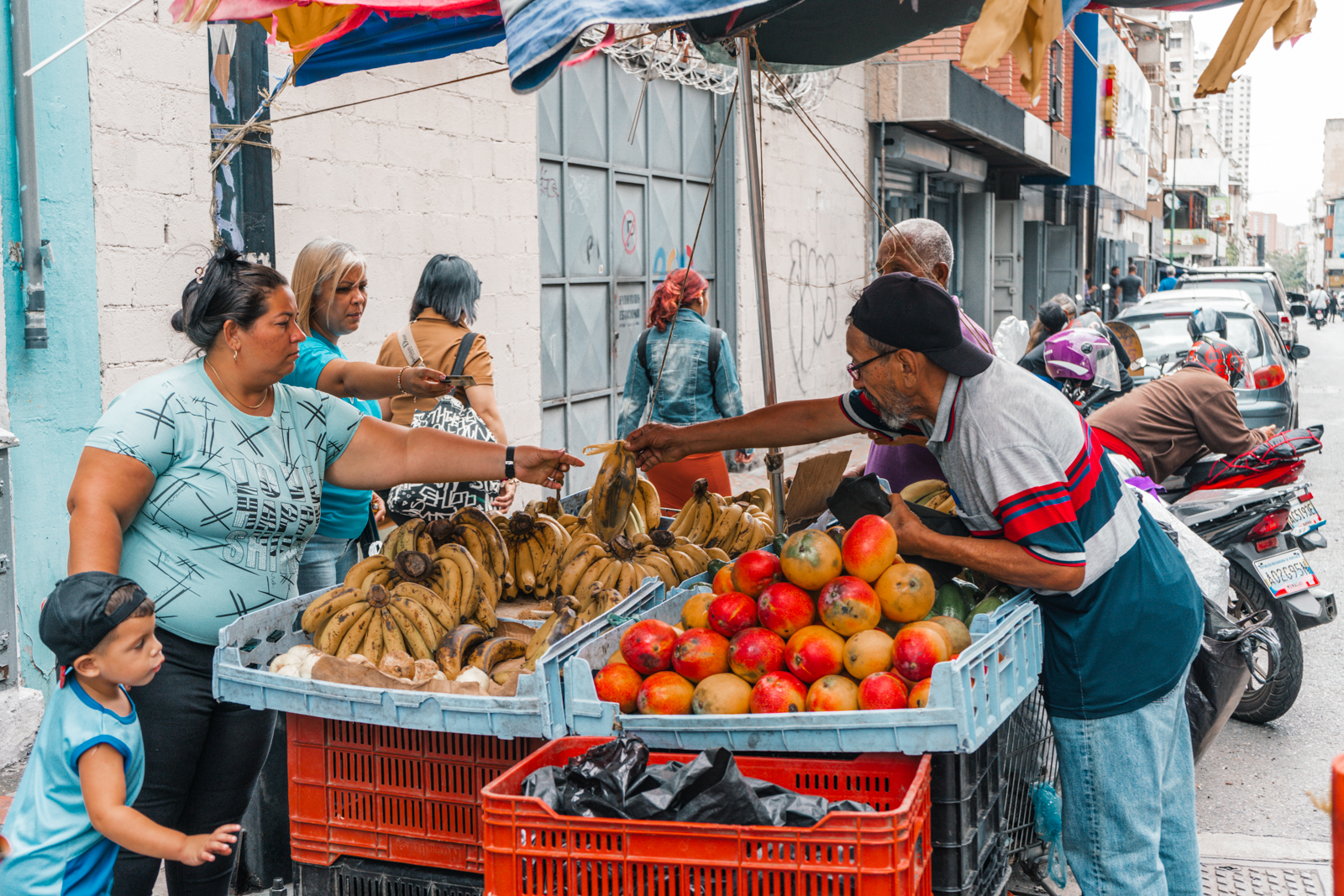 Entre frutas y asfalto: retratos de los vendedores ambulantes de Caracas