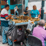 Entre frutas y asfalto: retratos de los vendedores ambulantes de Caracas
