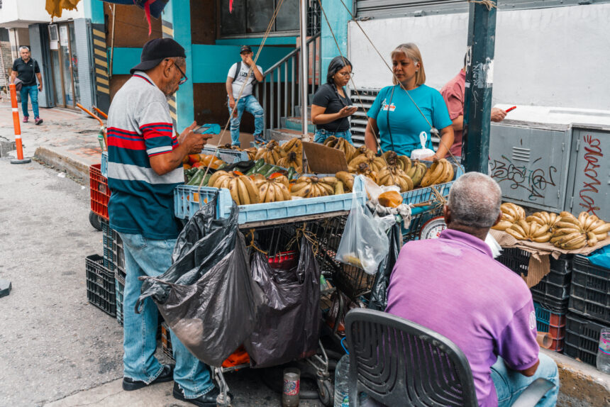 Entre frutas y asfalto: retratos de los vendedores ambulantes de Caracas