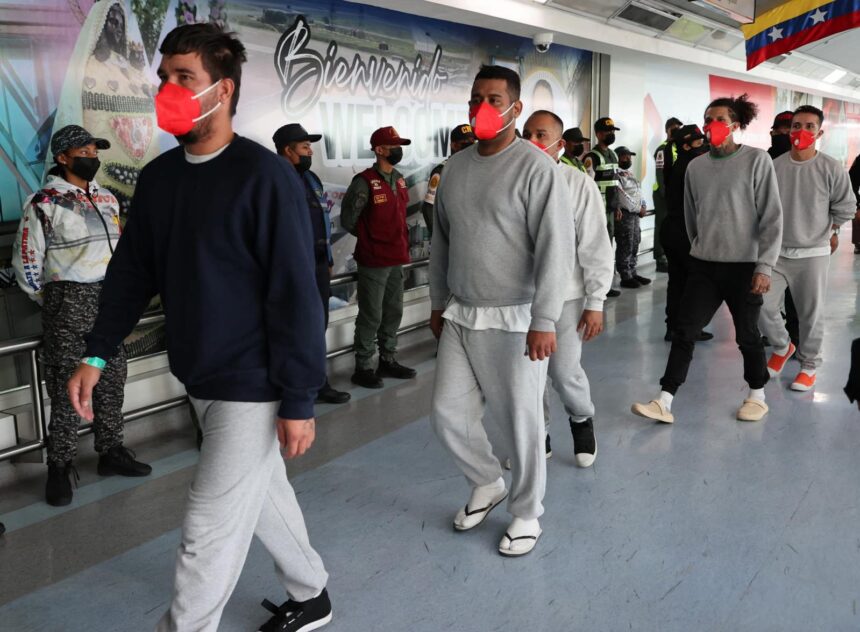 Un avión aterrizó en Venezuela con 150 migrantes provenientes de Honduras