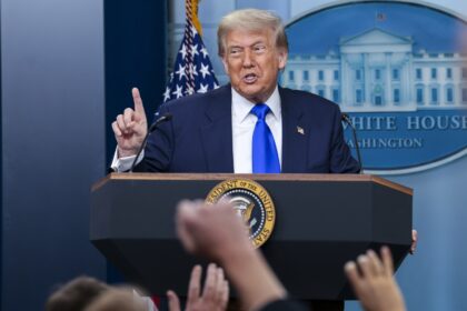 Trump multará con casi 1.000 dólares diarios a migrantes que incumplan orden de deportación