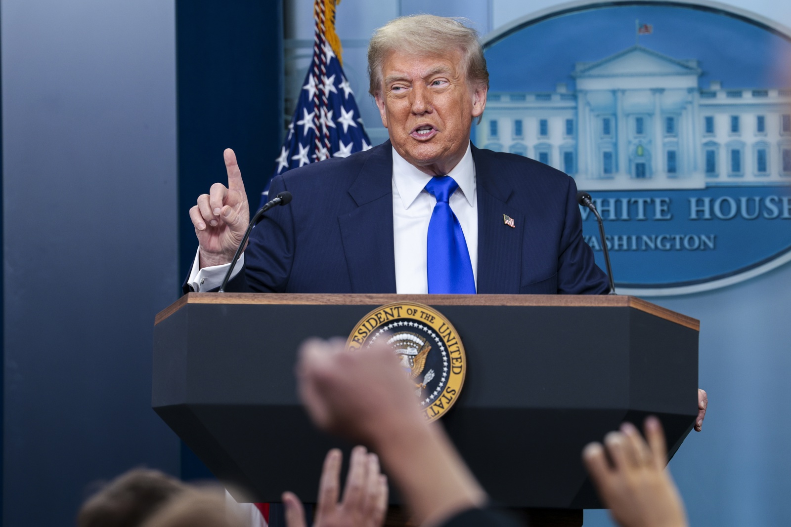 Trump informó que EE UU enviará cartas de notificación sobre aranceles desde el 4 de julio Trump multará con casi 1.000 dólares diarios a migrantes que incumplan orden de deportación