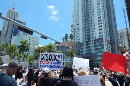 Miami aprueba polémico acuerdo para que la policía coopere con ICE para arrestar migrantes