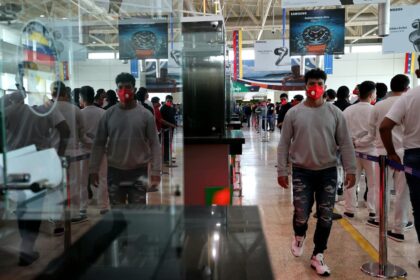 Más de 200 migrantes venezolanos fueron repatriados en un vuelo procedente de Honduras