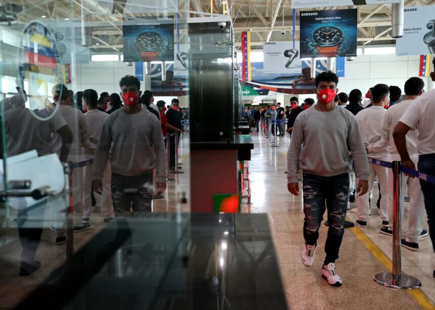 Más de 200 migrantes venezolanos fueron repatriados en un vuelo procedente de Honduras