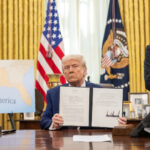 Aranceles, redadas y recortes: el polémico medio año de Trump en su vuelta al poder