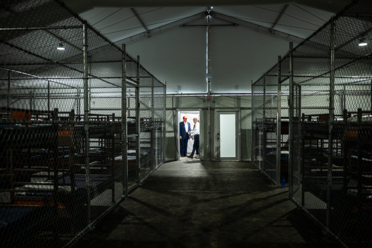 Llegaron los primeros migrantes a la cárcel Alligator Alcatraz