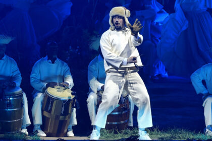 Bad Bunny lanzó el tema "Alambre Púa" que presentó de manera inédita en su gira de conciertos