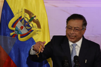 Petro pidió a colombianos en Venezuela llenar registro consular en medio de la tensión en el Caribe