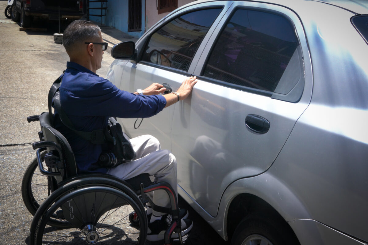 La historia de Jean Pierre, un taxista con discapacidad que inspira a otros desde Caracas