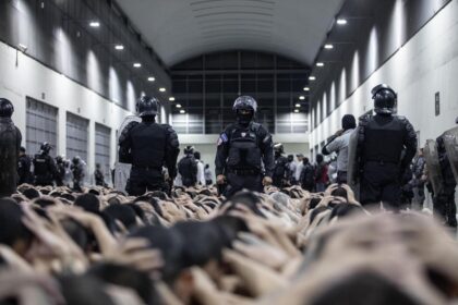 Rehenes del Cecot  | Detrás de la megacárcel donde se apagan las voces de los venezolanos deportados