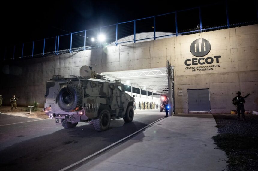 Rehenes del Cecot  | Detrás de la megacárcel donde se apagan las voces de los venezolanos deportados