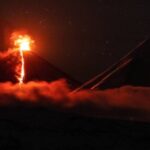 Volcán Kliuchevskói en Rusia entró en erupción tras los dos fuertes terremotos