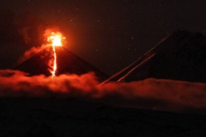 Volcán Kliuchevskói en Rusia entró en erupción tras los dos fuertes terremotos