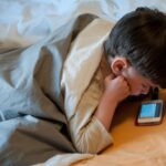Estudio revela que el uso del celular antes de los 13 años compromete la salud mental