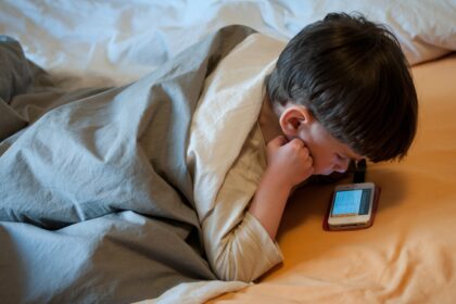 Estudio revela que el uso del celular antes de los 13 años compromete la salud mental
