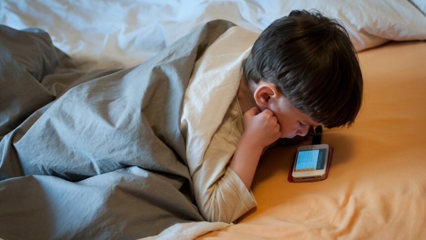Estudio revela que el uso del celular antes de los 13 años compromete la salud mental
