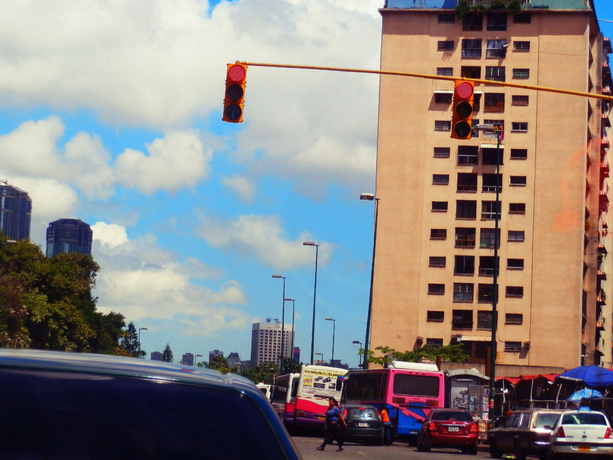 Autoridades instalarán cámaras inteligentes en semáforos de Caracas para detectar infracciones
