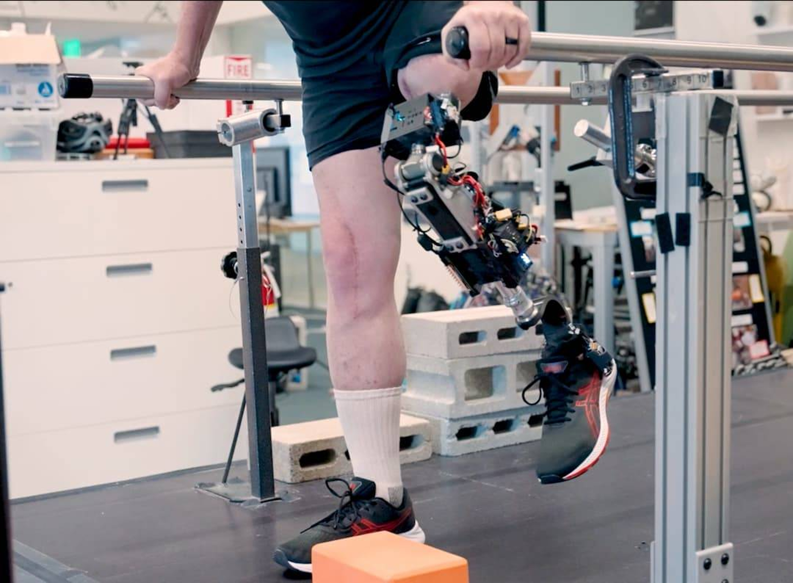 Desarrollaron una rodilla biónica para mejorar el movimiento en personas con amputaciones