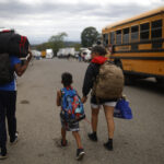 Los migrantes dan la vuelta: miles retornan desilusionados del “sueño americano”