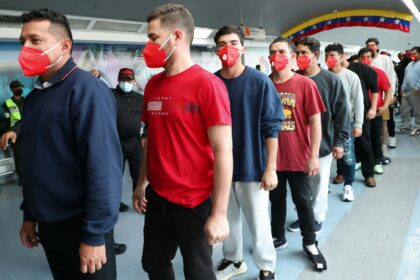 Más de 200 migrantes venezolanos fueron repatriados en un vuelo procedente de Honduras
