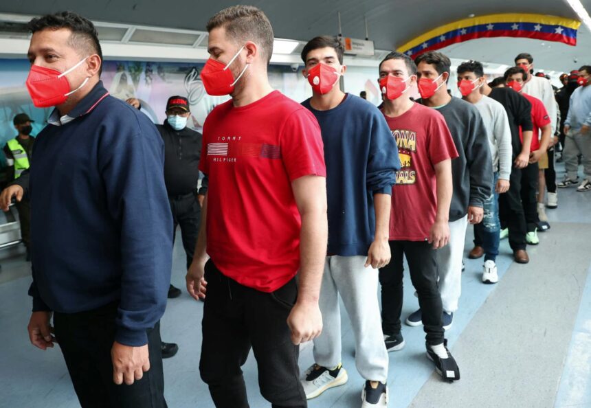 Más de 200 migrantes venezolanos fueron repatriados en un vuelo procedente de Honduras