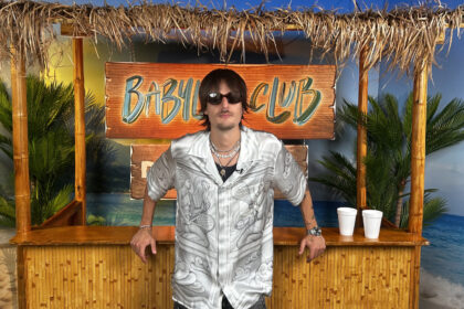 Danny Ocean abre la puerta del Babylon Club para “apagar el ruido” que afecta el mundo