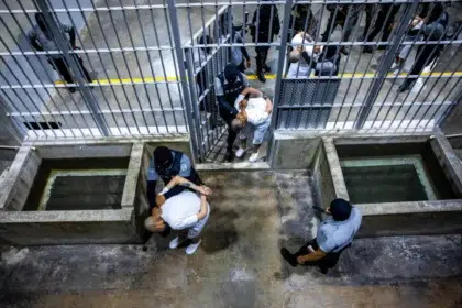 Rehenes del Cecot | Sin defensa ni juicio: las deportaciones de venezolanos al Cecot violan principios legales y derechos humanos básicos