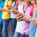 Estudio revela que el uso del celular antes de los 13 años compromete la salud mental