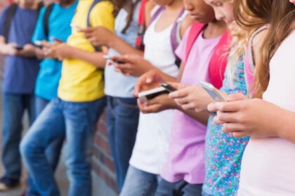 Estudio revela que el uso del celular antes de los 13 años compromete la salud mental
