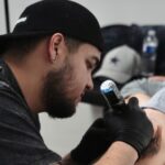 Jesser Escobar, el tatuador venezolano que destaca en festivales internacionales con realismo y creatividad