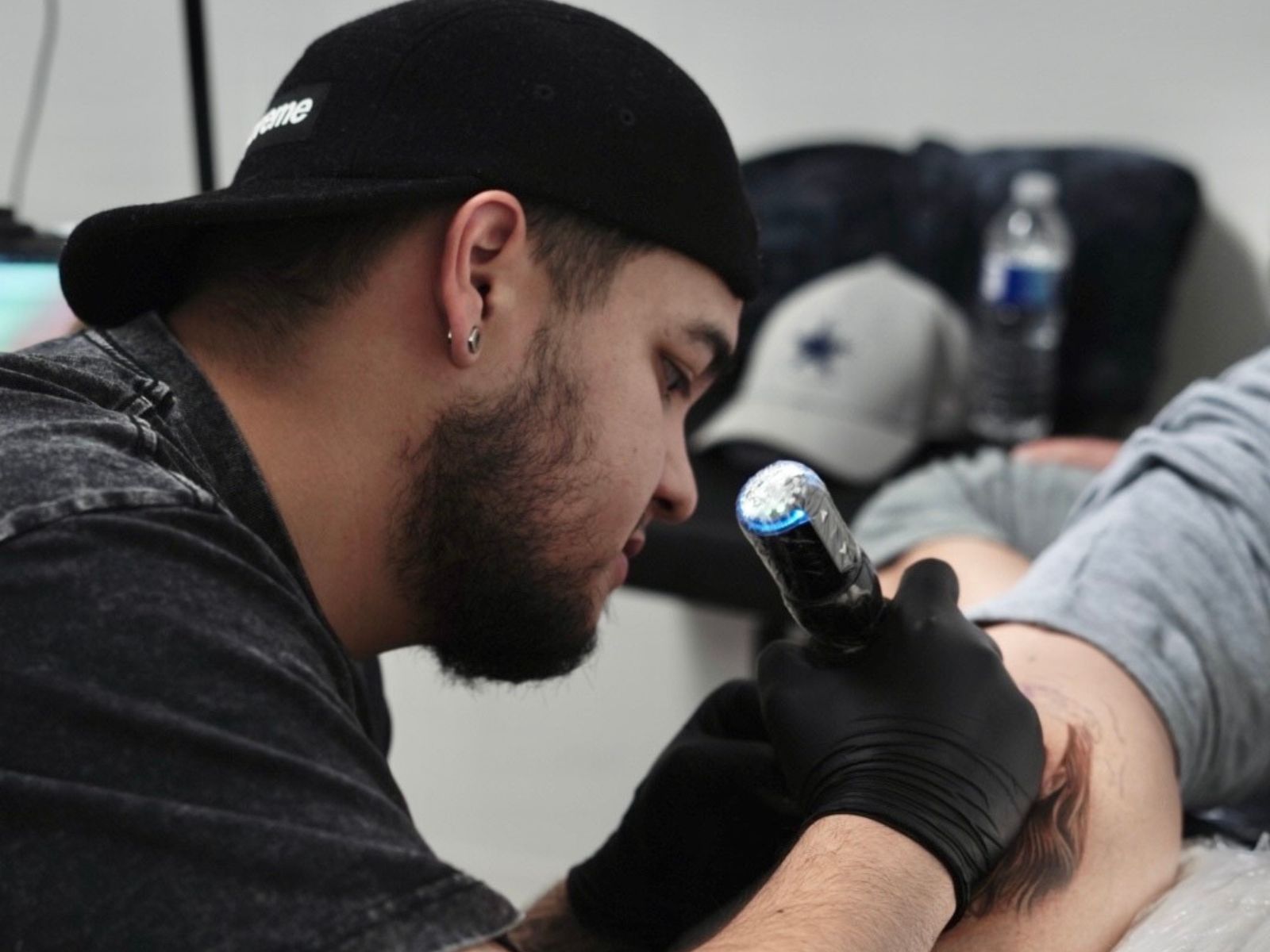 Jesser Escobar, el tatuador venezolano que destaca en festivales internacionales con realismo y creatividad
