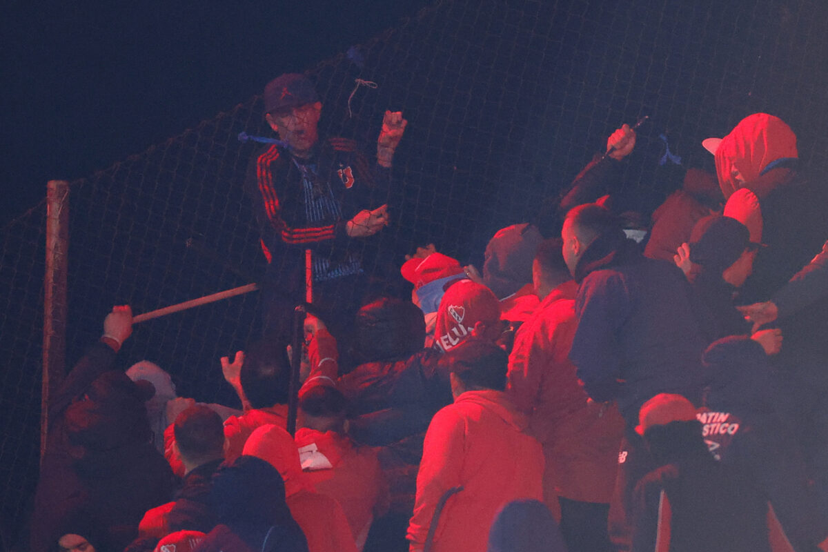 #TeExplicamos | ¿Qué pasó en el partido de la Copa Sudamericana entre Independiente (Argentina) y Universidad de Chile que terminó en tragedia?