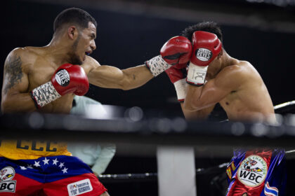 El venezolano Carlos Cañizales se coronó campeón mundial del peso mosca tras noquear al tailandés Pradabsri