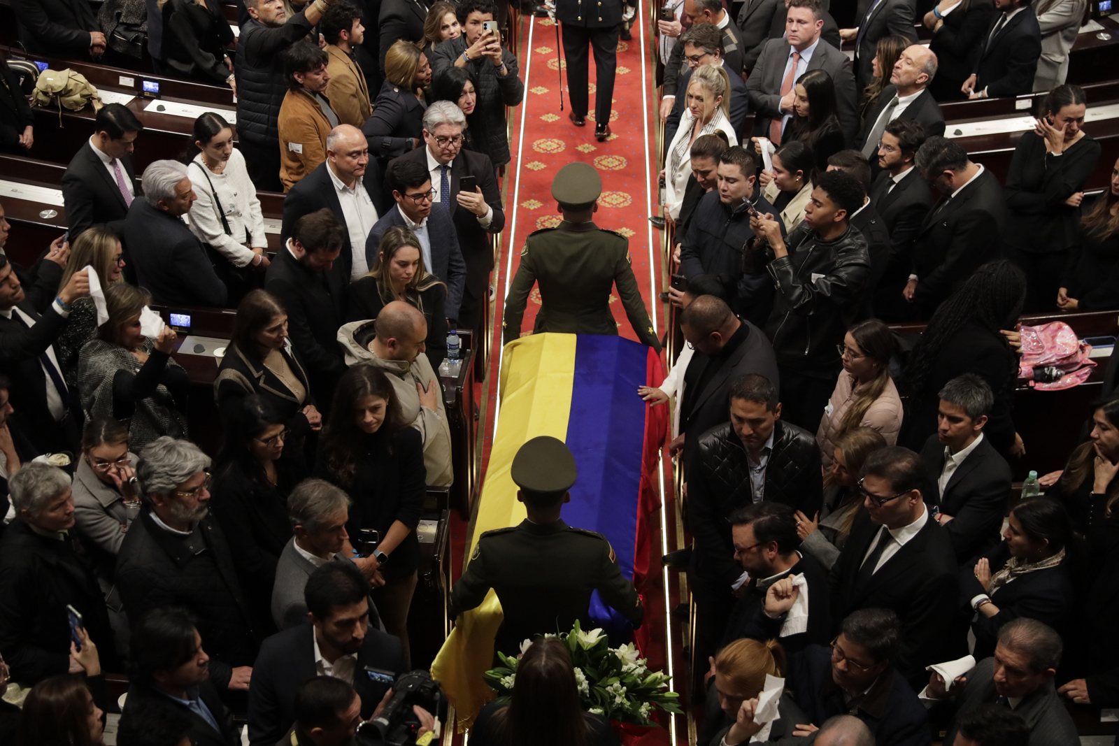 En imágenes: recibieron el féretro de Uribe Turbay en el Capitolio de Colombia