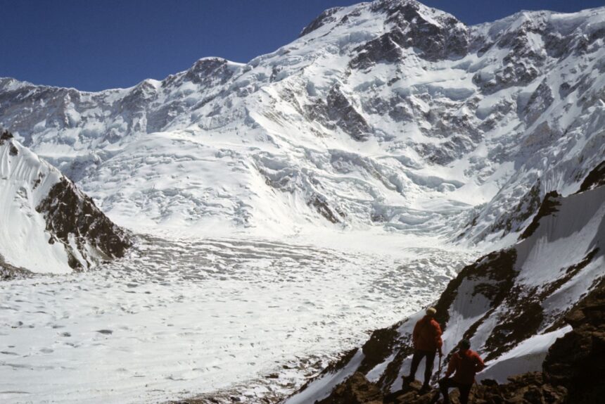 ¿Qué se sabe de la alpinista rusa varada en el Pico Pobeda después de fracturarse una pierna?