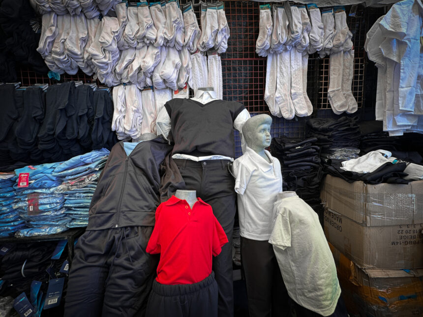 ¿Cuánto cuestan los uniformes escolares para el periodo 2025-2026 en Caracas?