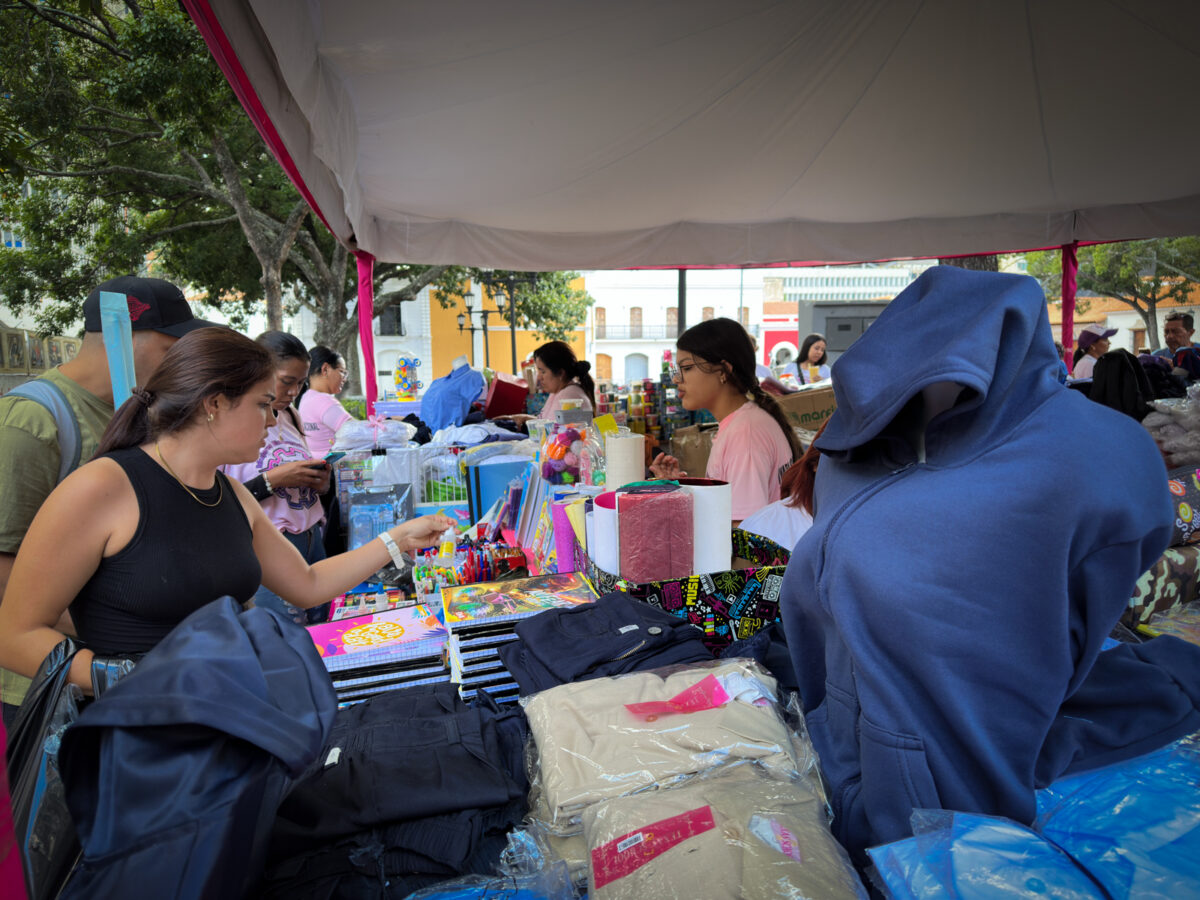 ¿Cuánto cuestan los uniformes escolares para el periodo 2025-2026 en Caracas?
