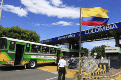 Puentes en la frontera colombo-venezolana permanecen abiertos pese a despliegue militar