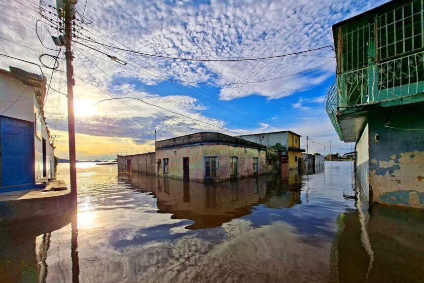 Crecida del río Orinoco inundó un refugio para damnificados en Ciudad Bolívar 