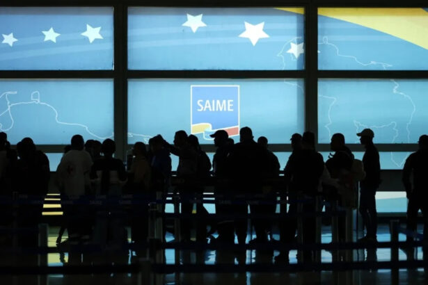 El primer vuelo de repatriación desde Bolivia llegó a Venezuela con 59 migrantes 