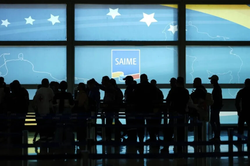 El primer vuelo de repatriación desde Bolivia llegó a Venezuela con 59 migrantes 