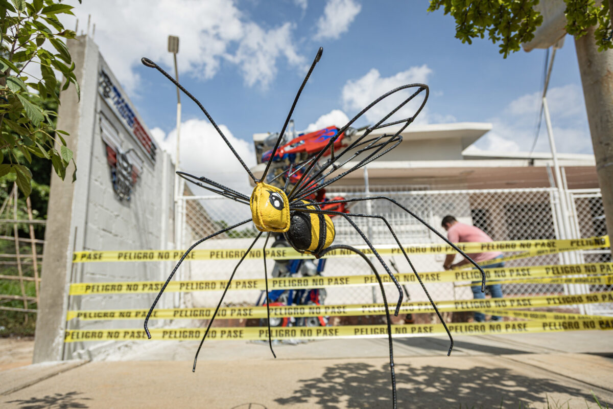 Un venezolano transforma desechos en esculturas para frenar la contaminación del lago de Maracaibo