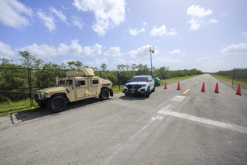 Alligator Alcatraz se afianza como modelo de detención migratoria en EE UU en su primer mes