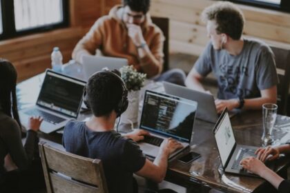 Estudio de la UCAB: aumentó interés de universitarios en trabajar en empresas venezolanas