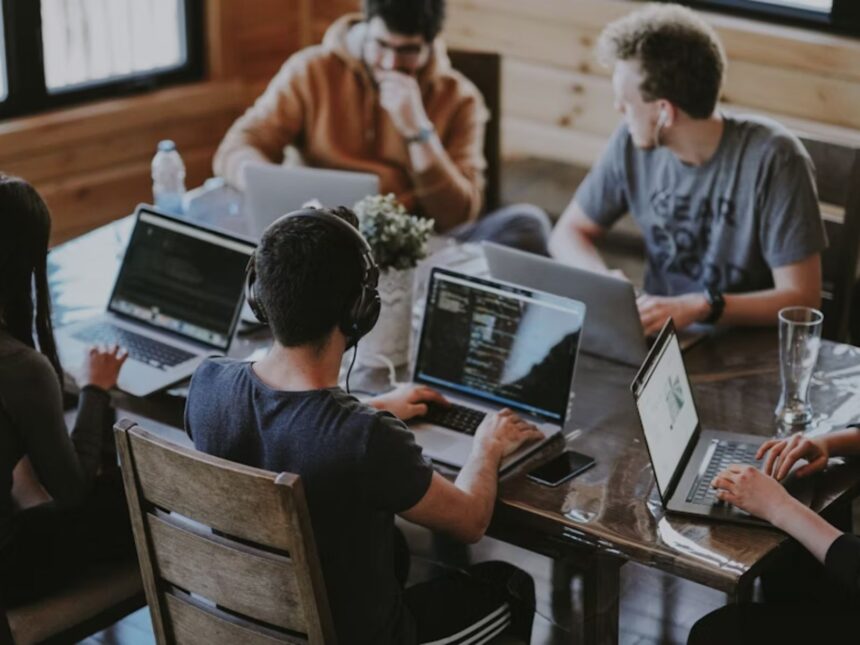 Estudio de la UCAB: aumentó interés de universitarios en trabajar en empresas venezolanas