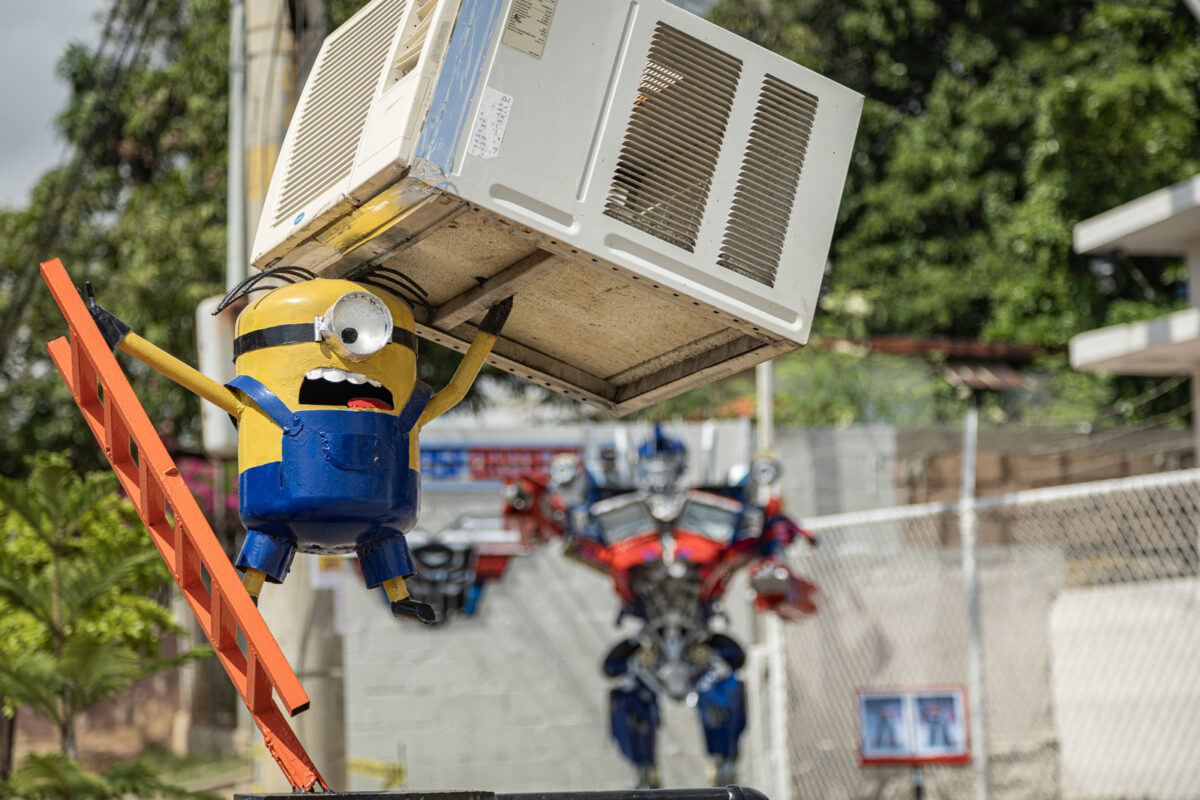 Un venezolano transforma desechos en esculturas para frenar la contaminación del lago de Maracaibo
