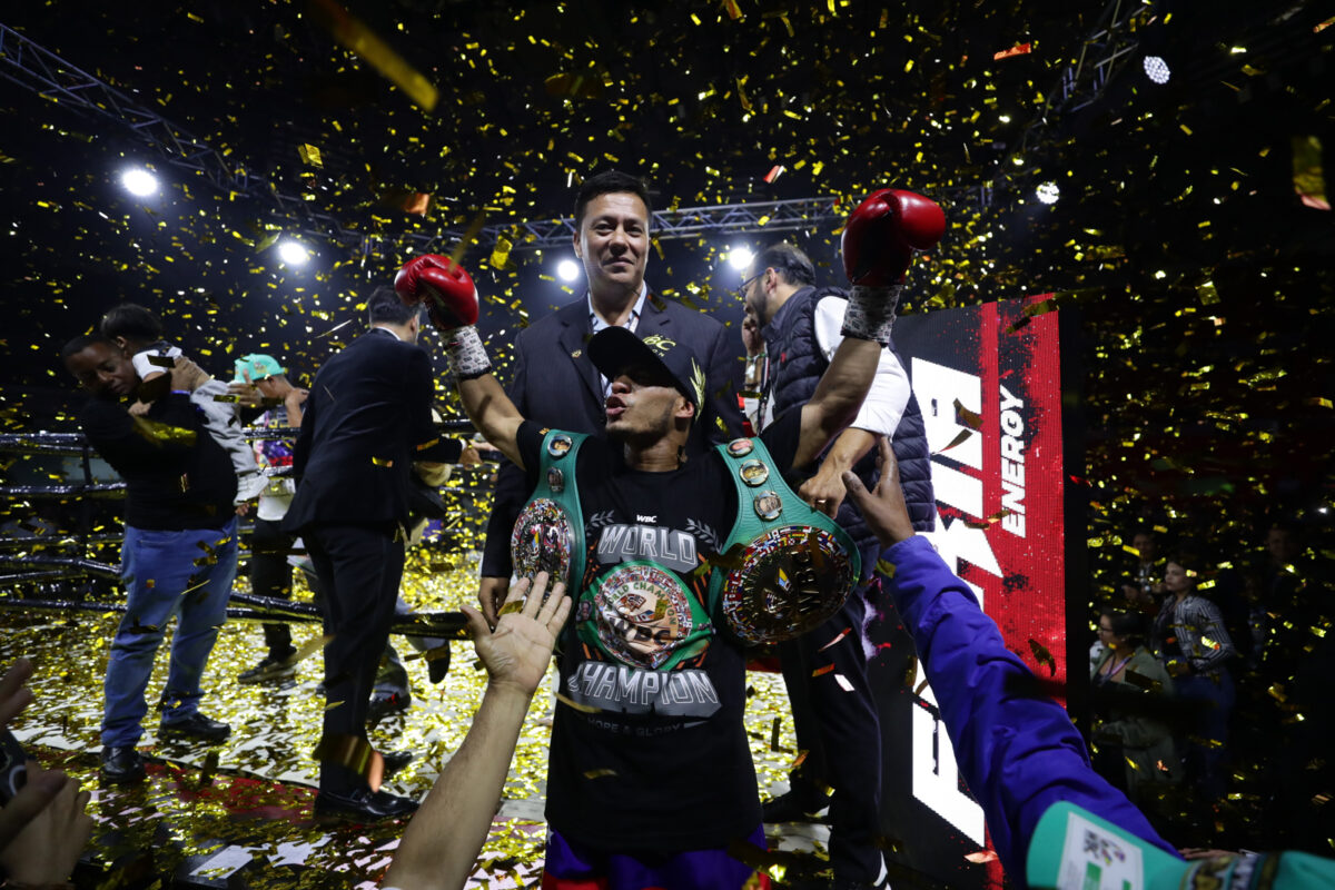 El venezolano Carlos Cañizales se coronó campeón mundial del peso mosca tras noquear al tailandés Pradabsri