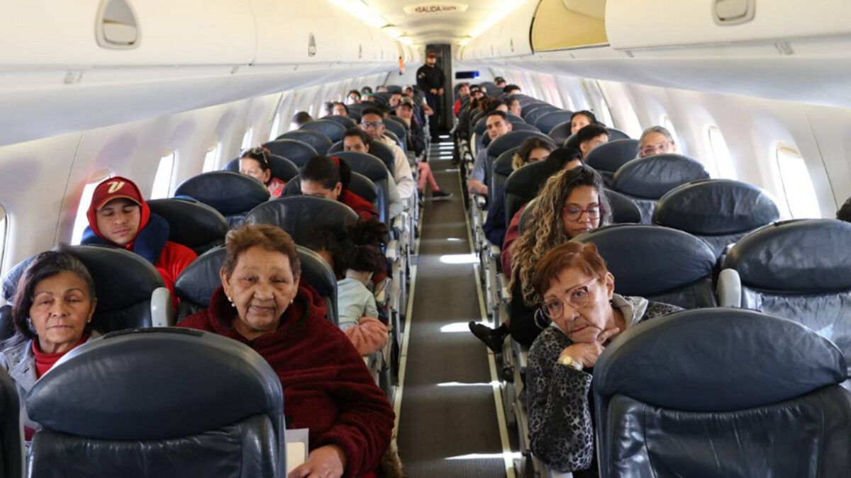 El primer vuelo de repatriación desde Bolivia llegó a Venezuela con 59 migrantes 