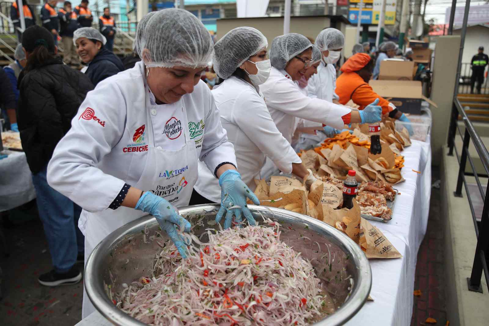 Reparten 10.000 panes con chicharrón en Perú para celebrar triunfo en Mundial de Desayunos